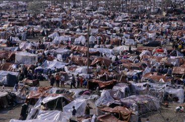 Refugees from Kosovo settle spontaneously in a makeshift camp in the no man’s land at border between Macedonia and Kosovo, near Blace. Source: H. J. DAVIES/UNHCR (1999), taken from COMMISSIONER FOR HUMAN RIGHTS (2011) .